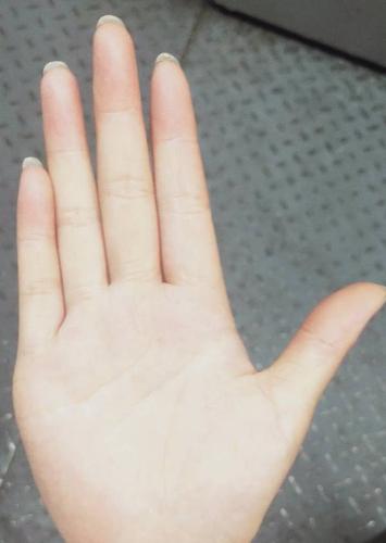 请问我这样的手相算是手指中间有缝隙么?